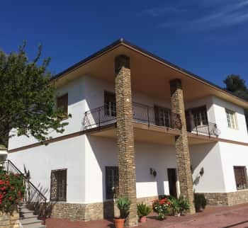 Villa i Bordighera med domstol och pool