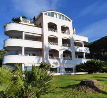 Lägenhet i en villa med panoramautsikt över havet i Sanremo
